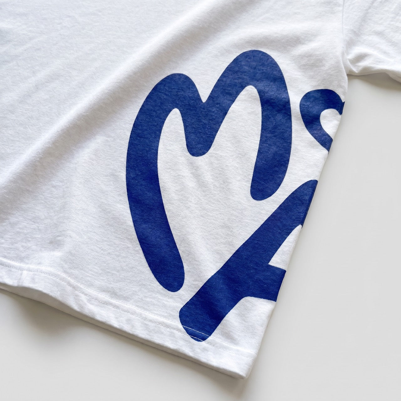 White cotton T-shirt with navy print, fabric detail